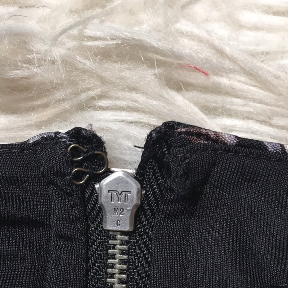 BCBG MAXAZRIA size small Cap sleeve gray midi dress with pattern detail - Picture 9 of 9